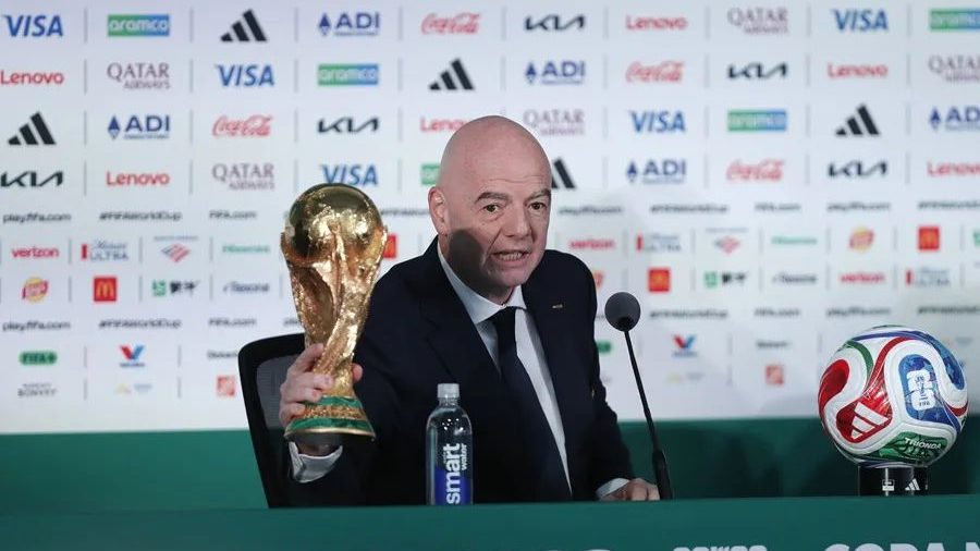Gianni Infantino en evento oficial de la FIFA con logo de la organización al fondo