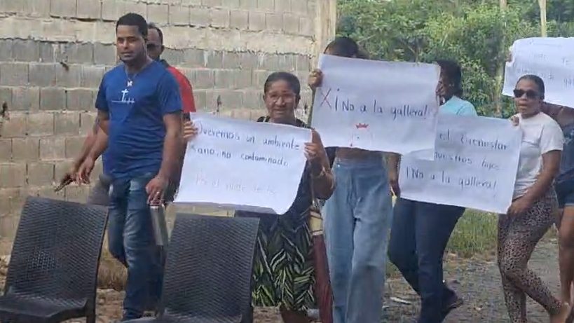 Moradores del paraje Mirador en Juma Bejucal protestando contra la construcción de una gallera en su comunidad