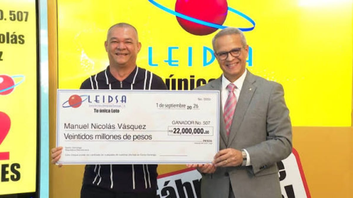 Manuel Nicolas Vásquez, camarero ganador de la Loto, recibiendo cheque de RD$22 millones de Leidsa en Santo Domingo