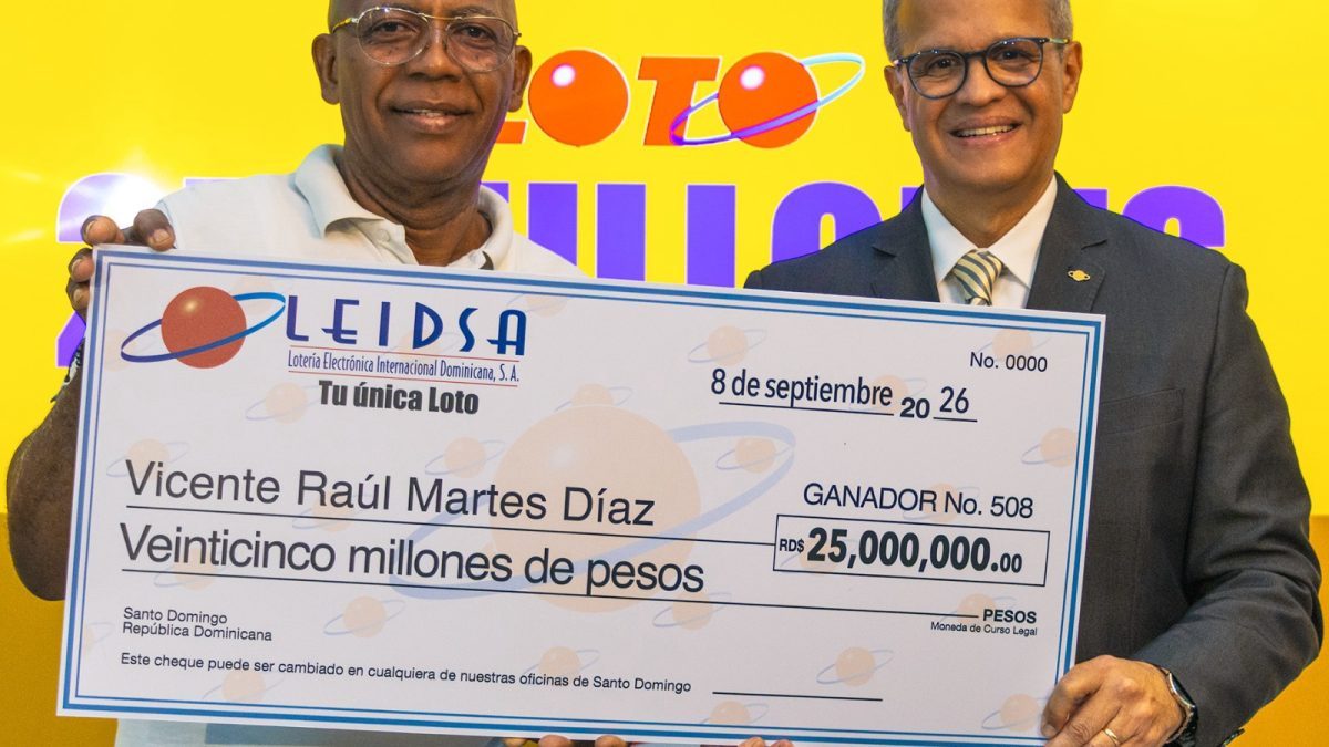 Vicente Raúl Martes Díaz recibe cheque de RD$25 millones de manos del director de Sorteos de Leidsa, Manuel Abreu
