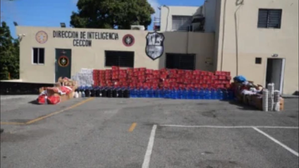 Agentes del CECCOM junto a tanques y equipos decomisados en centro clandestino de combustibles en San Francisco de Macorís