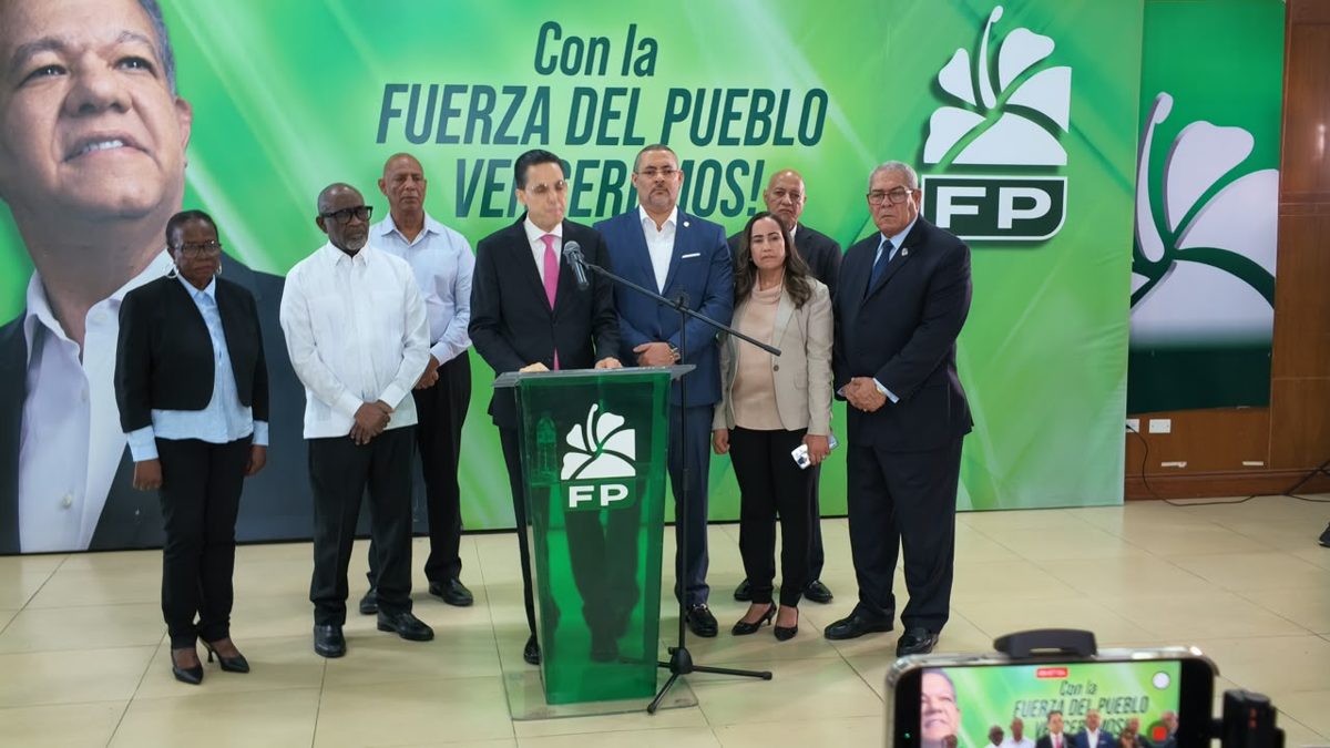 Juan Gómez, secretario de Energía de la Fuerza del Pueblo, en rueda de prensa sobre los precios de los combustibles en República Dominicana