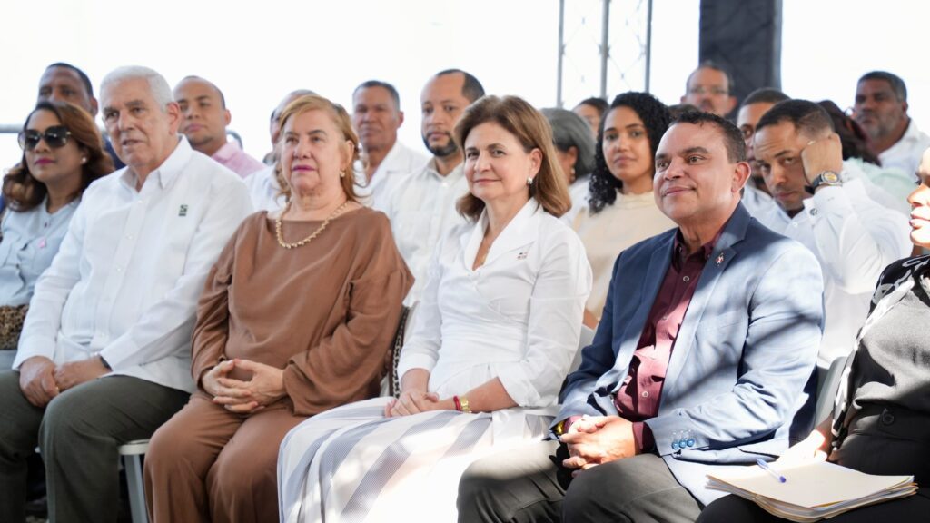 Vicepresidenta Raquel Peña hablando con la prensa sobre la gestión del Servicio Nacional de Salud