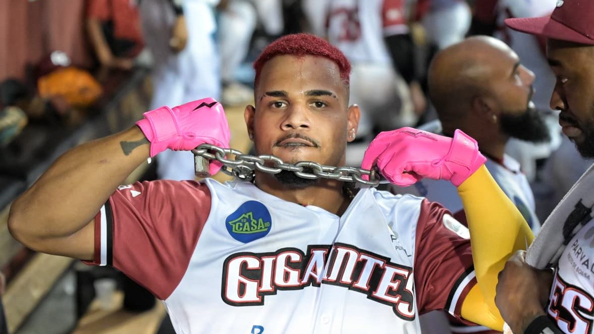 Jugadores de los Gigantes del Cibao entrenando en el Estadio Julián Javier en San Francisco de Macorís