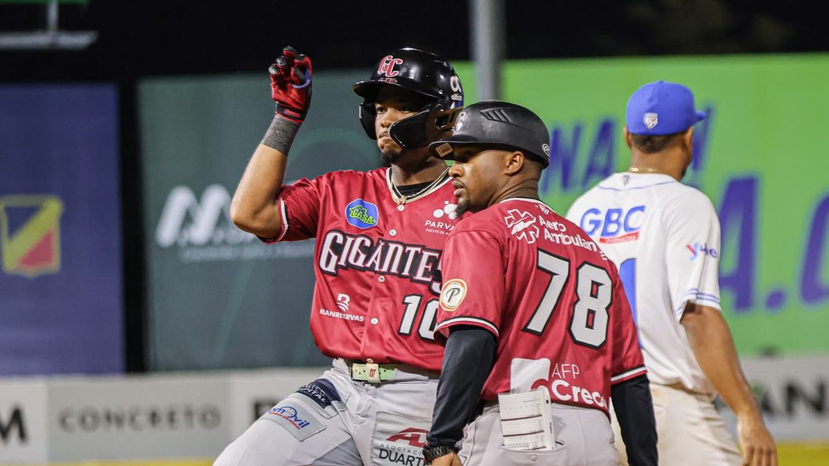 Jefferson Rojas celebra jonrón de los Gigantes del Cibao sobre los Tigres del Licey en el Estadio Quisqueya Juan Marichal