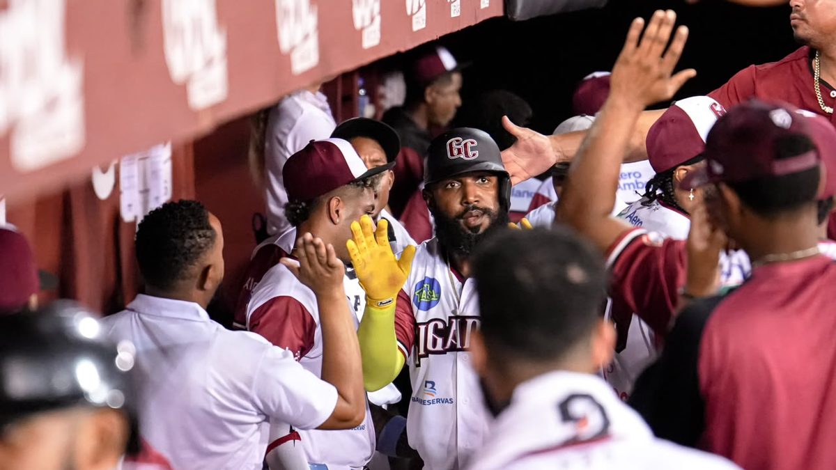 Jugadores de los Gigantes del Cibao celebran victoria 5-1 sobre los Tigres del Licey en el estadio Julián Javier de San Francisco de Macorís