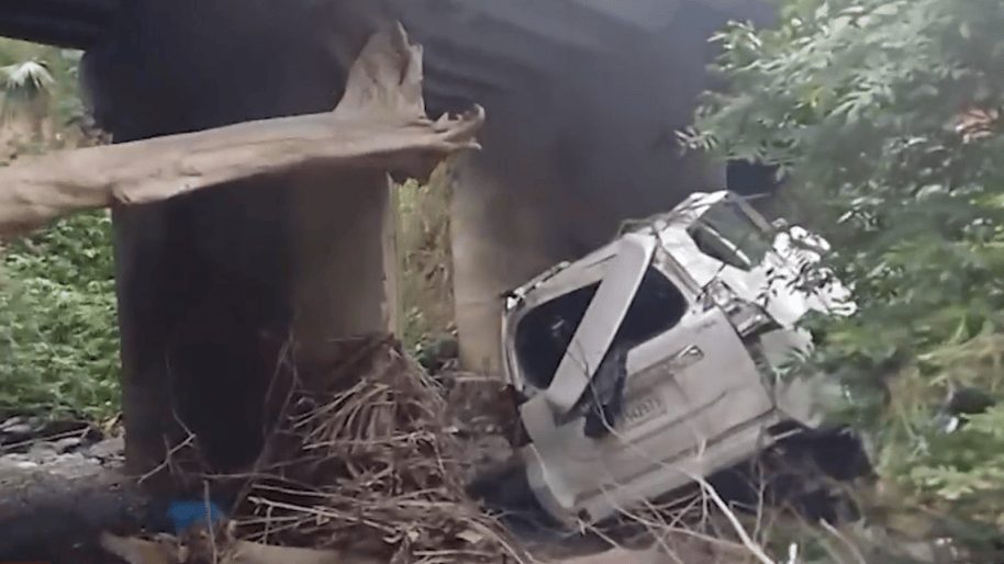 Yipeta accidentada debajo del puente de Bánica en Arroyo Blanco, provincia Santiago Rodríguez