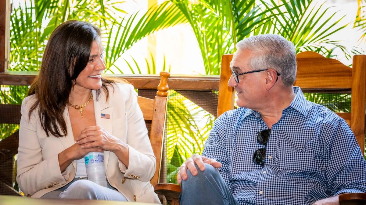 Gonzalo Castillo y la embajadora de EE.UU. Leah Campos en acto del 250 aniversario de independencia estadounidense en Azua