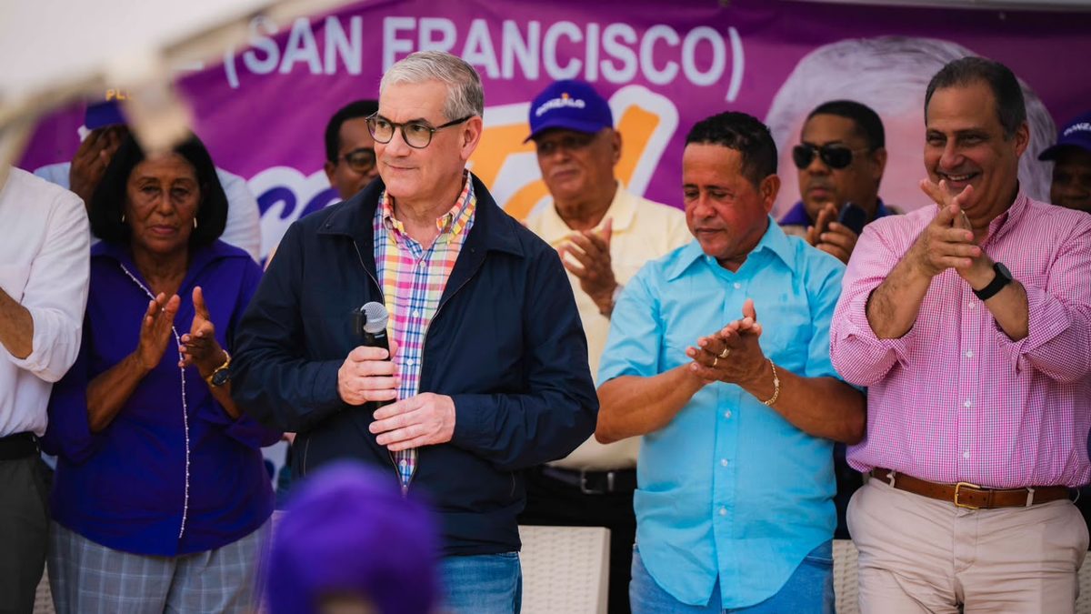 Gonzalo Castillo saludando a militantes del PLD durante su recorrido por la provincia Duarte