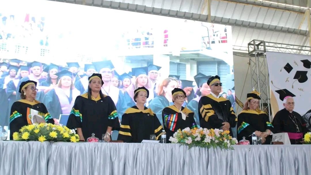 Ceremonia de graduación de UTESUR en Azua con más de 400 egresados en el 47 aniversario de la universidad
