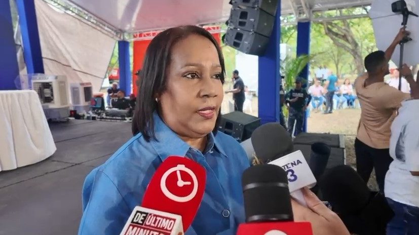 Más de 800 jóvenes graduados en el Parque Mirador Norte durante la primera graduación municipal de Santo Domingo Norte