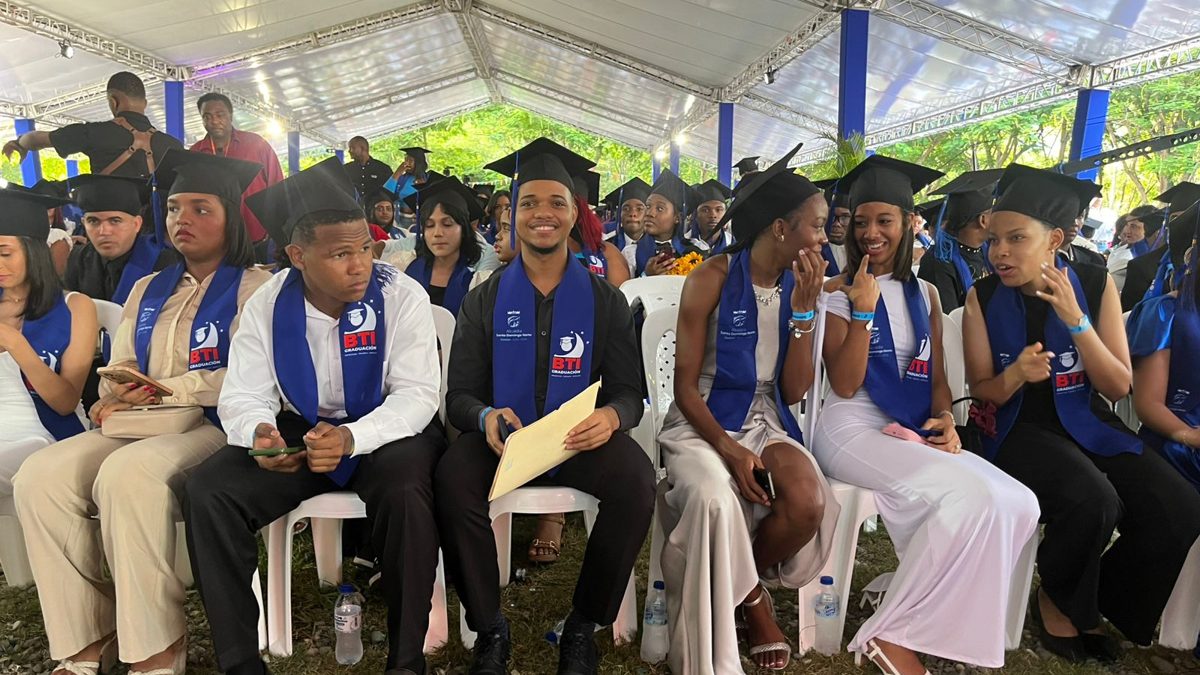Alcaldesa Betty Gerónimo junto a 800 bachilleres en la Primera Graduación Municipal BTI de Santo Domingo Norte