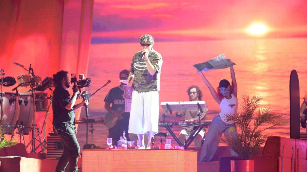 Rawayana en concierto en la Gran Arena del Cibao en Santiago, República Dominicana, con escenografía de playa y pantallas gigantes