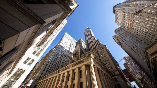 Operadores en la Bolsa de Nueva York mirando pantallas con resultados de la gran banca de Wall Street el 13 de octubre de 2026