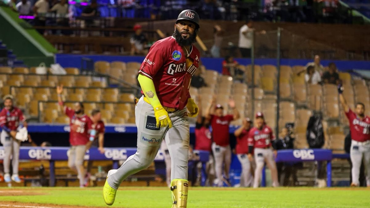 Marcell Ozuna celebra jonrón con las bases llenas en partido de LIDOM entre Gigantes del Cibao y Leones del Escogido