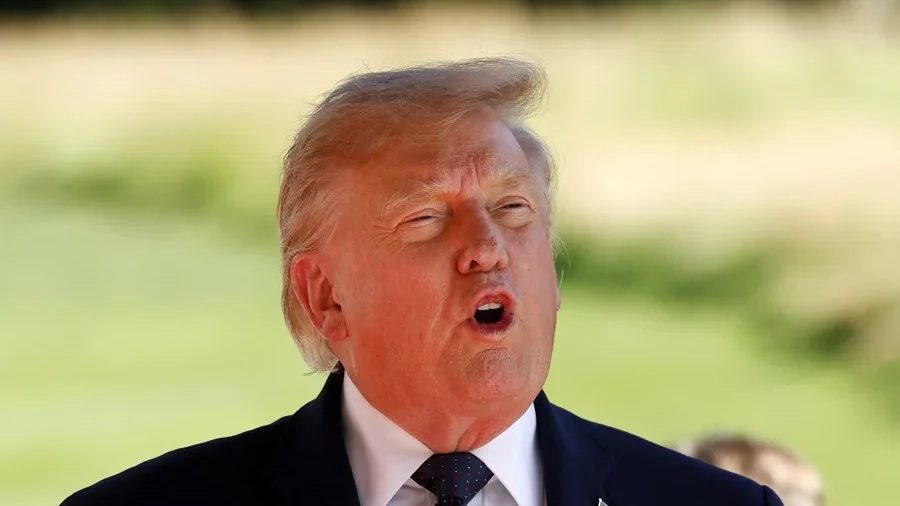 Donald Trump hablando ante la prensa antes de abordar el avión presidencial, anunciando el fin de la guerra con Irán tras las elecciones