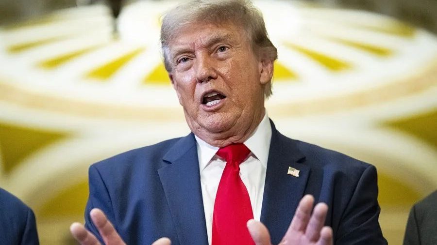 Donald Trump frente a micrófonos en la Casa Blanca durante declaraciones sobre la guerra con Irán