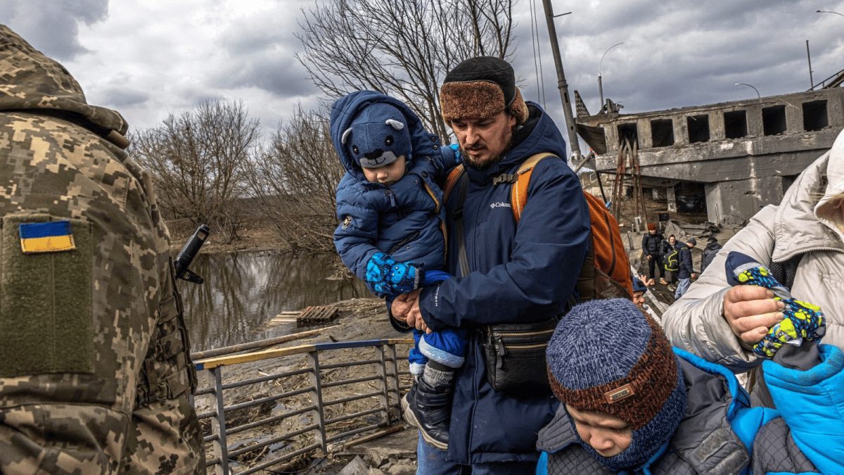 Niños ucranianos en un refugio durante los bombardeos de la guerra entre Rusia y Ucrania