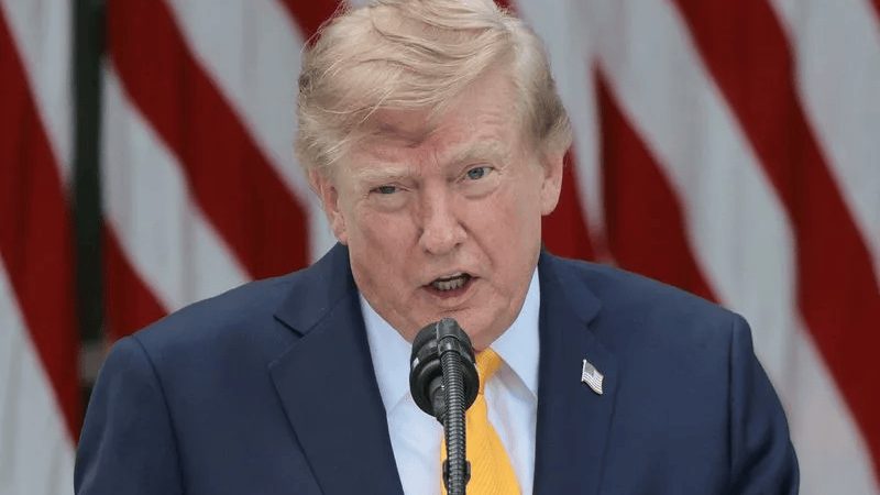 Donald Trump hablando con periodistas a la salida de la Casa Blanca sobre negociaciones para poner fin a la guerra en Ucrania