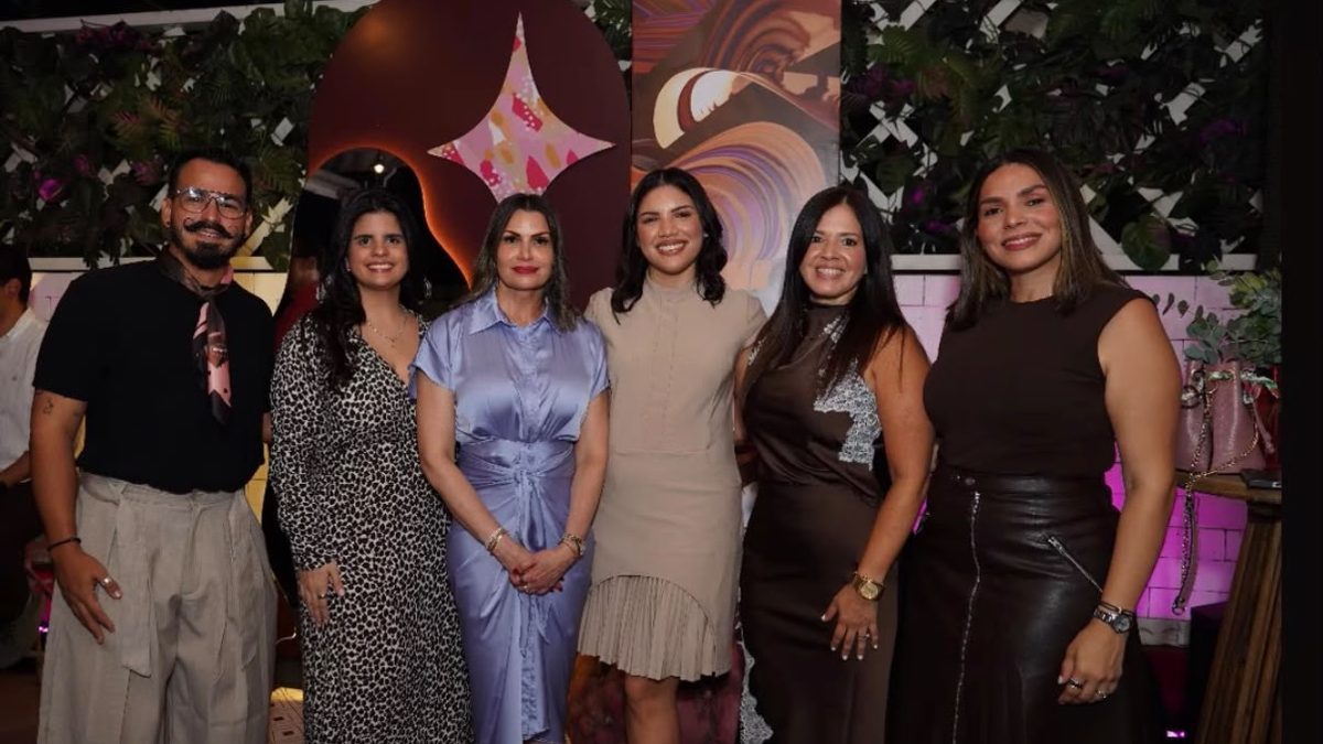 Ejecutivos de MercaSID y General Mills en el lanzamiento de Häagen-Dazs Belgian Chocolate en la tienda de Federico Geraldino, Santo Domingo