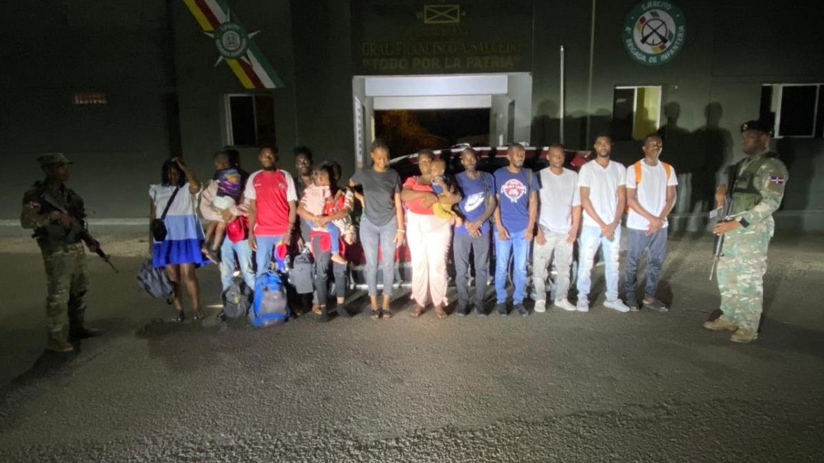 Soldados del Ejército Dominicano junto a yipeta Honda CR-V ocupada con migrantes haitianos en carretera Loma de Cabrera