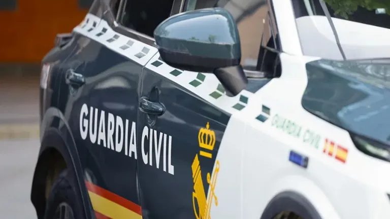 Fachada de vivienda en Valverde de Júcar, Cuenca, España, donde fueron hallados sin vida un hombre y una mujer