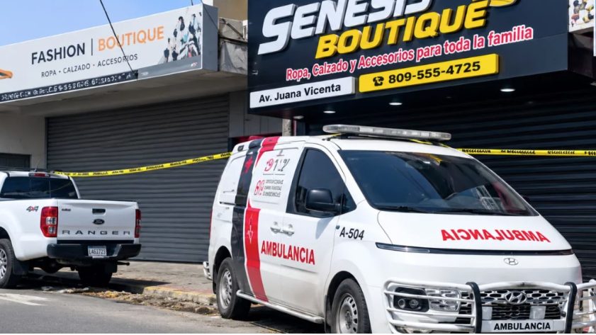 Agentes del Dicrim frente a establecimiento comercial en Buenos Aires de Herrera donde fue hallado un cuerpo en descomposición
