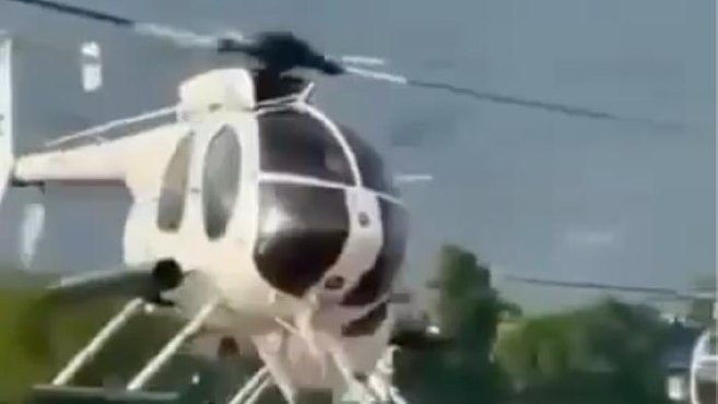 Helicópteros militares MD500E de la Fuerza Aérea Salvadoreña sobrevolando el aeropuerto de Puerto Príncipe, Haití