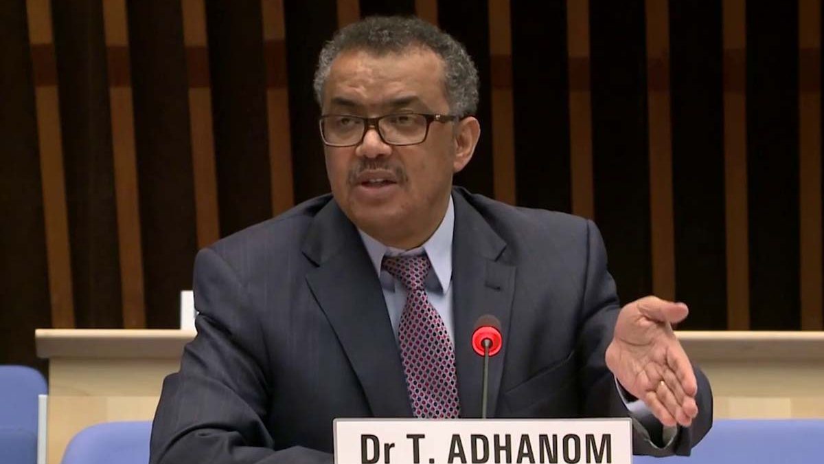 Director general de la OMS Tedros Adhanom entregando certificación nivel oro a ministro de Salud de Egipto en El Cairo
