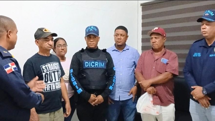 Agentes de la Policía Nacional de República Dominicana reciben a un sospechoso que se entrega voluntariamente