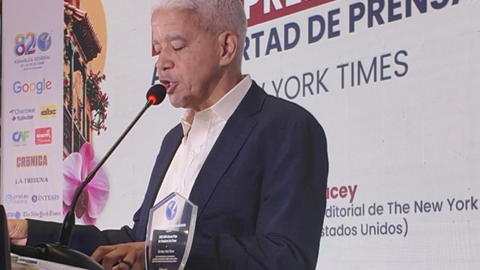 Marc Lacey, director editorial del New York Times, recibe el galardón de la SIP en la Asamblea General de Bogotá