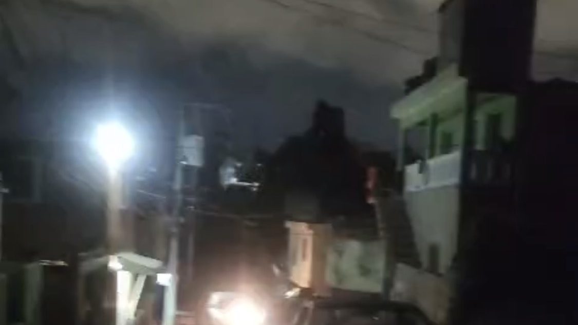 Calle oscura en el sector Los Mina, Santo Domingo Este, durante apagón prolongado