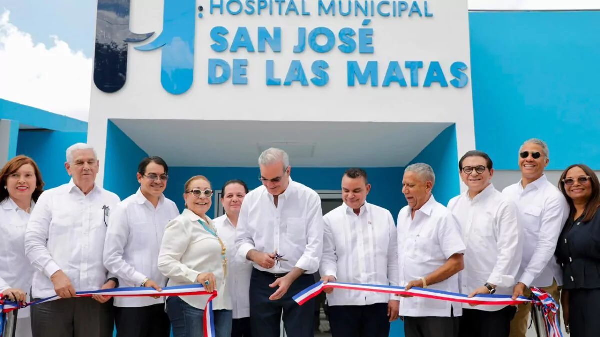 Presidente Luis Abinader visitando el Hospital Materno Infantil de San José de las Matas durante su gira por el municipio