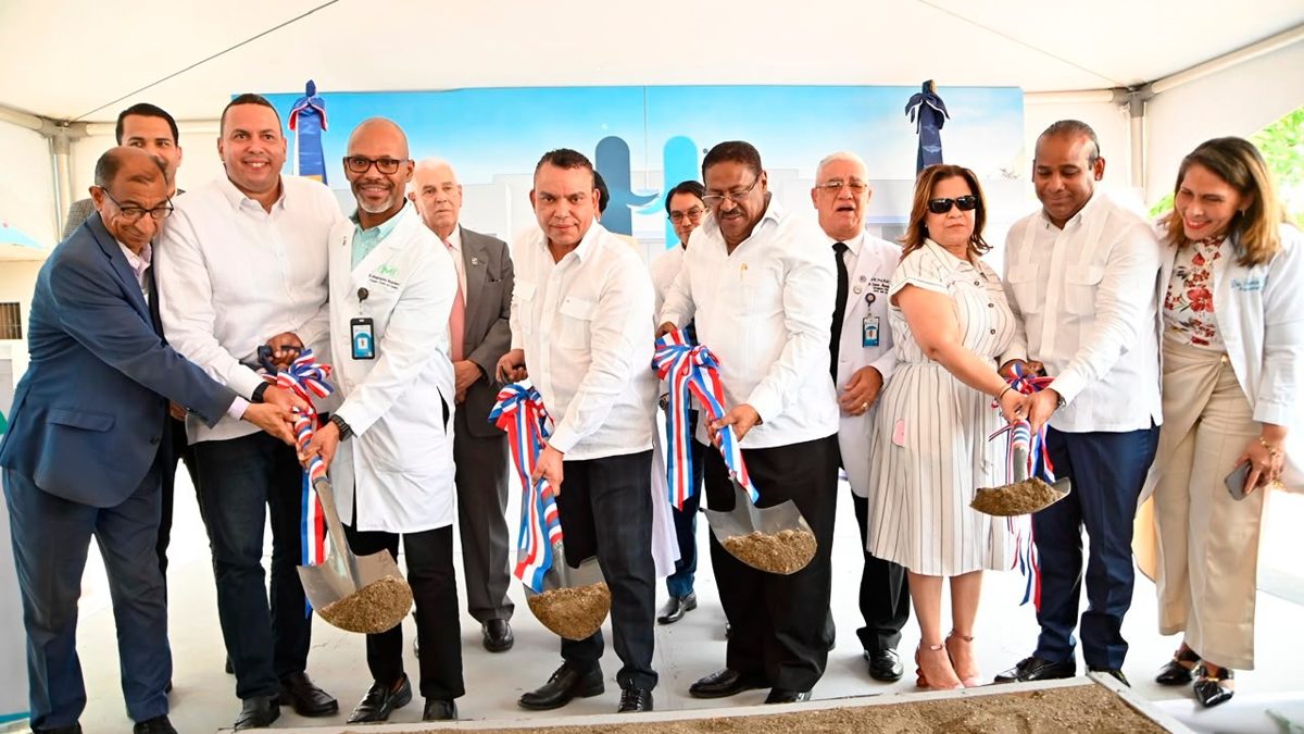 Autoridades del SNS dan el primer palazo del remozamiento del Hospital Salvador B. Gautier