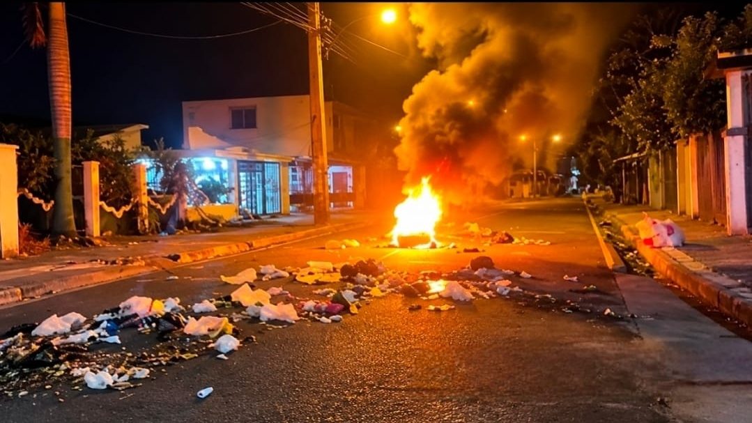 Quema de neumáticos en el sector Villa Liberación de Bonao durante el primer día de la huelga de 48 horas