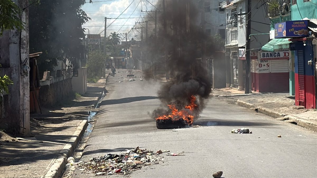 Manifestantes en el Cibao durante huelga de 48 horas convocada por organizaciones comunitarias