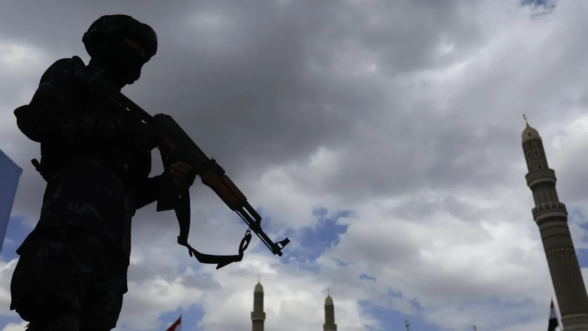 Rebeldes hutíes de Yemen celebran tras anunciar ataque con misiles y drones contra instalaciones de Aramco en Riad
