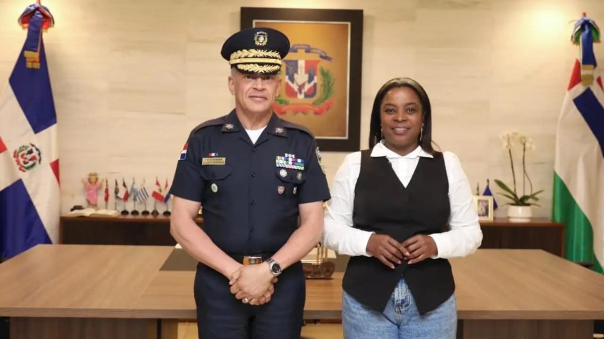 Diputada Millys Martínez y el director de la Policía Nacional en reunión para resolver el impasse de Elías Piña