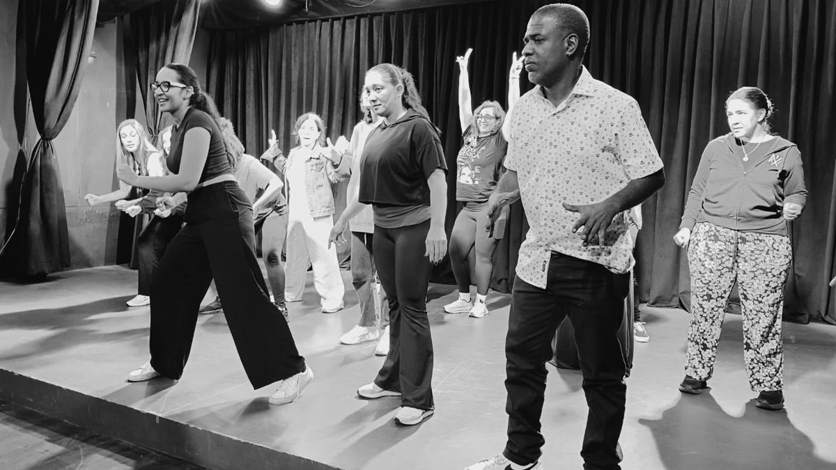 Artistas en escena durante muestra de improvisación teatral en la Sala Experimental Haffe Serulle de la ENAD en Santo Domingo