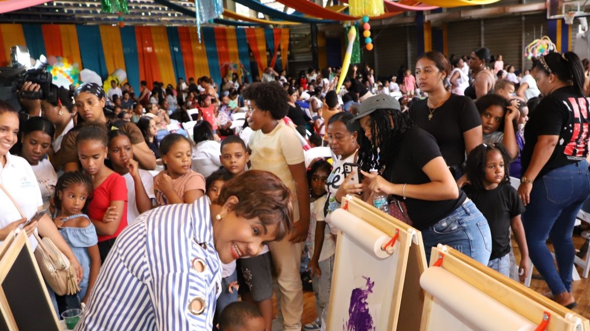 Niños y familias de Invivienda disfrutando actividades recreativas en las Tardes Divertidas del INAIPI en Santo Domingo Este