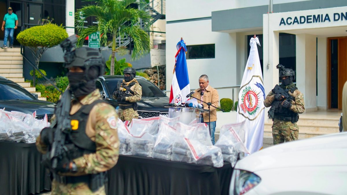 Agentes de la DNCD junto a paquetes de cocaína decomisados durante la Operación LM2 en República Dominicana