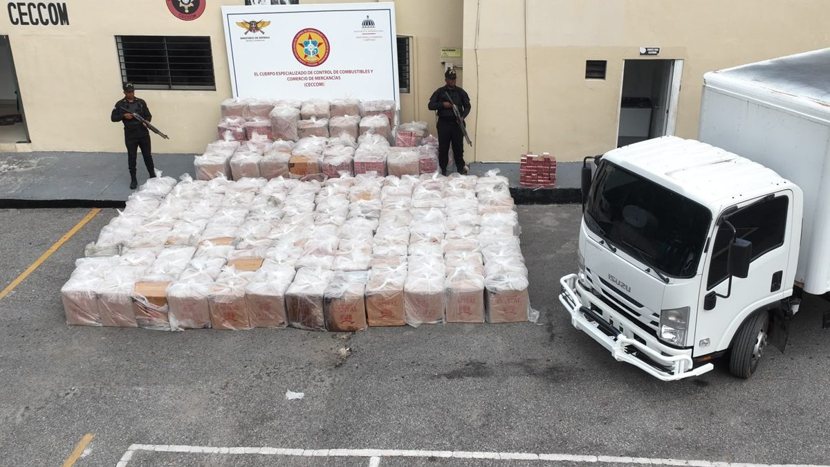Agentes del Ceccom junto a cajas de cigarrillos y equipos de combustible decomisados en operativo del MICM en República Dominicana