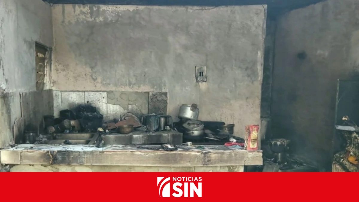 Padre con sus dos hijos menores frente a vivienda destruida por incendio en Brisas del Edén, Santo Domingo Este