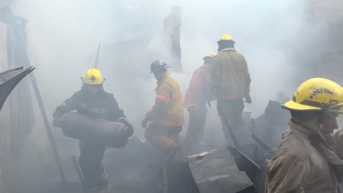 Bomberos sofocando incendio en vivienda del sector Capotillo, Distrito Nacional, República Dominicana