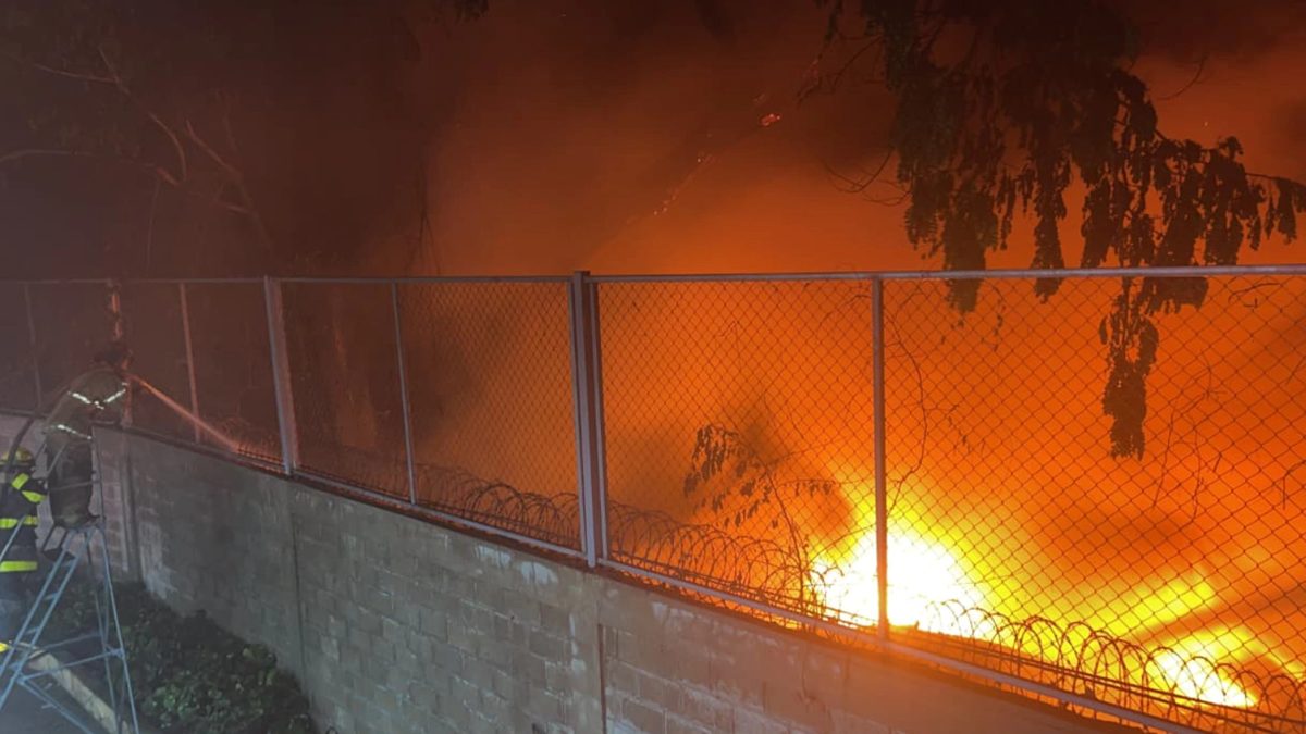 Bomberos de Santiago controlando incendio en solar de La Herradura cerca de envasadora de GLP
