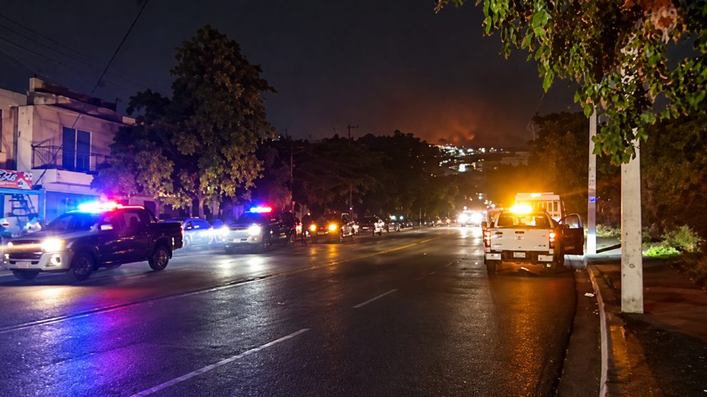 Bomberos combatiendo incendio en sector Cambronal de Santiago de los Caballeros que destruyó una ebanistería y cinco viviendas