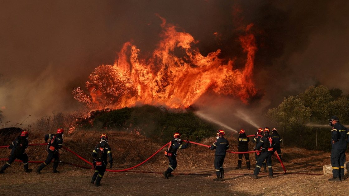 Columna de humo negro sobre Kouvaras, al sureste de Atenas, durante incendio forestal del lunes 10 de agosto