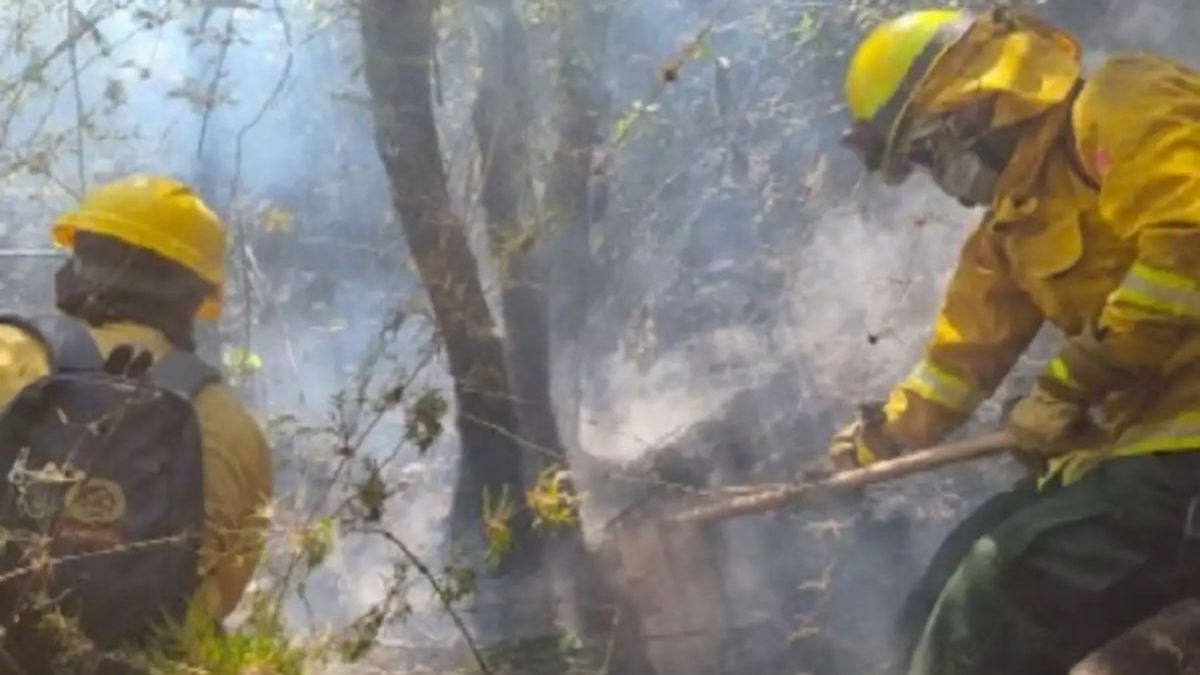 Columna de humo sobre la montaña del cerro Poques en el santuario histórico de Machu Picchu, Perú