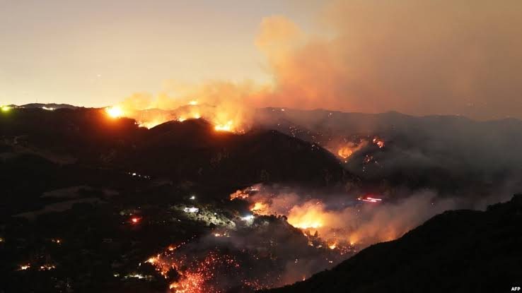 Edificios y vehículos destruidos por los incendios de Palisades y Eaton en Los Ángeles en enero de 2025