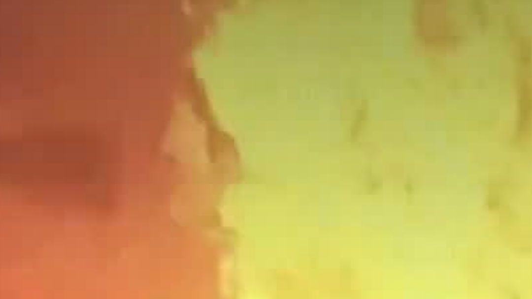 Columnas de humo y llamas de los incendios forestales en el sur de California, condado de Orange